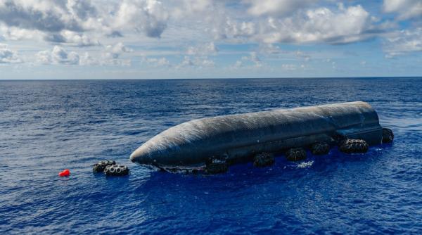 un locuitor de pe insula craciunului a observat o racheta uriasa spacex plutind in ocean toata lumea a iesit cu barcile sa o vada