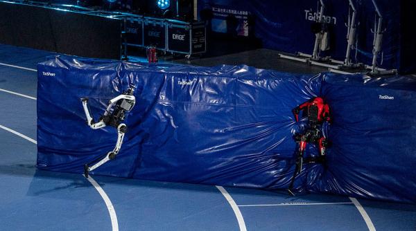 doi roboti umanoizi au doborat recordul mondial la 100 de metri stabilit de usain bolt in cat timp au parcurs distanta