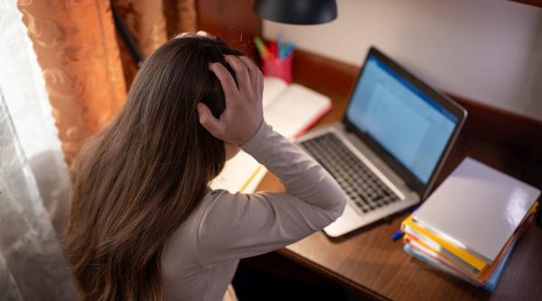 profesorul a ascuns un text cu font alb in examen si i a prins pe studentii care foloseau ai in cel mai stupid mod posibil