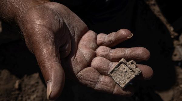 descoperirea care ar putea rescrie istoria crestinismului arheologii au gasit un schelet purtand o amuleta veche de 1 800 de ani