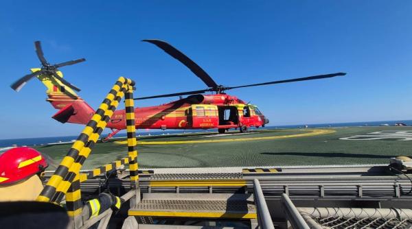 interventie de urgenta in marea neagra un elicopter black hawk a evacuat un membru al echipajului unei nave din zona neptun deep