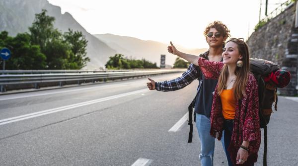motivul pentru care zeci de germani au pornit cu autostopul spre romania destinatia finala e un sat din hunedoara