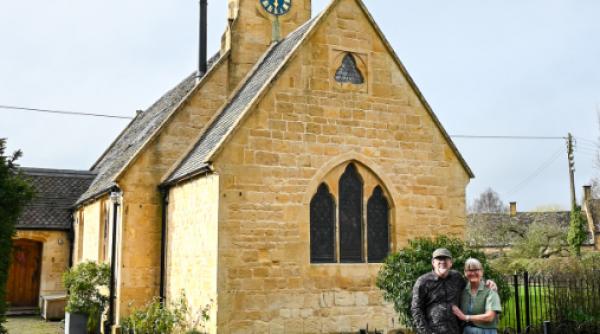 un cuplu din marea britanie a cumparat o biserica din secolul al xix lea si a transformat o in casa de vacanta de lux