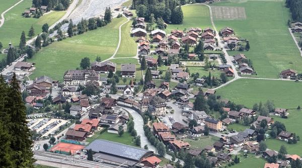 un sat pitoresc din alpii elvetieni risca sa fie ingropat sub tone de roca cimentul natural care tine muntele laolalta se topeste