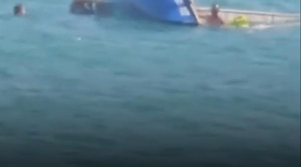 Velier răsturnat din cauza vântului puternic, cinci oameni salvați
