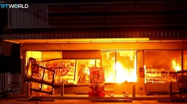 atacuri cu bomba in sudul thailandei au fost incendiate cladiri guvernamentale magazine si masini atac si pe o linie de cale ferata