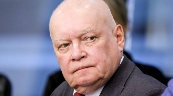 kremlinul isi executa unul dintre cei mai loiali propagandisti dmitri kiseliov ramane fara emisiunea de pe postul rossia