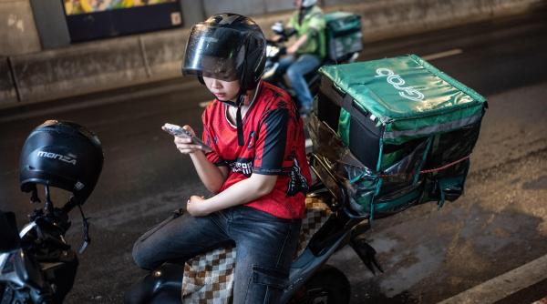 „Munca flexibilă prin platforme este o formă de protecție socială”. Val de furie în China după declarațiile unei profesoare de economie