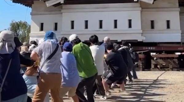 1 800 de oameni vor muta castelul hirosaki de 360 de tone din japonia pentru protejarea cladirii vor folosi metoda hikiya