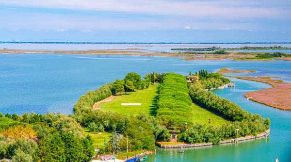 o insula din venetia cu o istorie de peste 200 de ani a fost scoasa la vanzare are un fort construit de napoleon