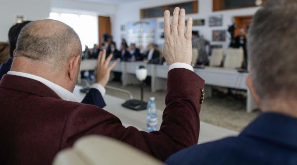 continua haosul pe mandatele consilierilor locali desi ministrul cseke anunta ca nu sunt incompatibili in parlament se modifica legea