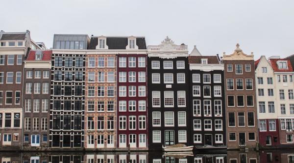De ce sunt casele din Amsterdam atât de înguste și înclinate?