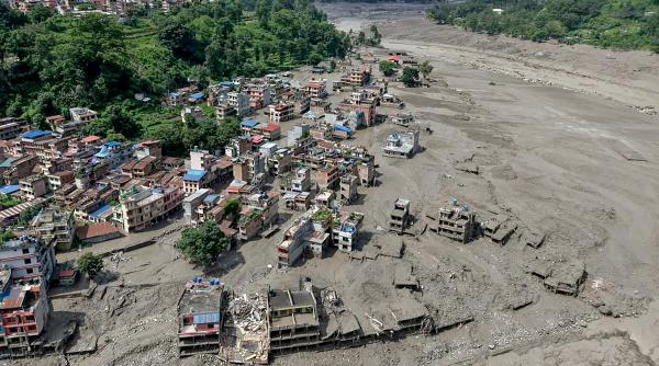 imagini apocaliptice in nepal viituri uriase au maturat totul in cale sute de persoane disparute inclusiv 291 de turisti straini