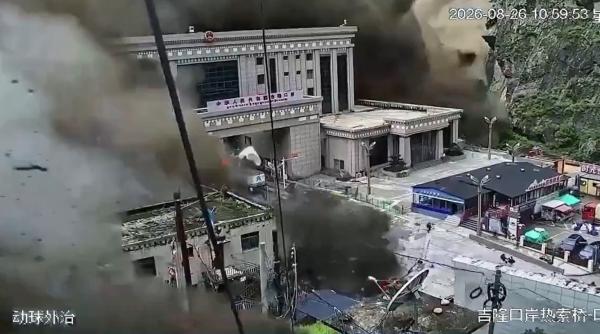 imagini apocaliptice in nepal viituri uriase au maturat totul in cale sute de persoane disparute inclusiv 291 de turisti straini