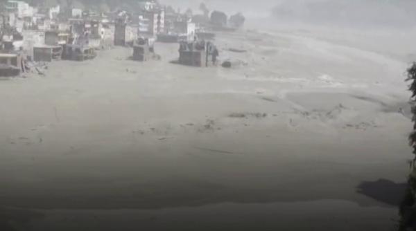 Imagini apocaliptice în Nepal. Viituri uriaşe au măturat totul în cale. Sute de persoane dispărute, inclusiv 291 de turiști străini