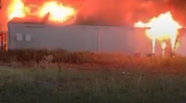 Incendiu puternic la o hală cu baterii pentru stocarea energiei, în Buzău