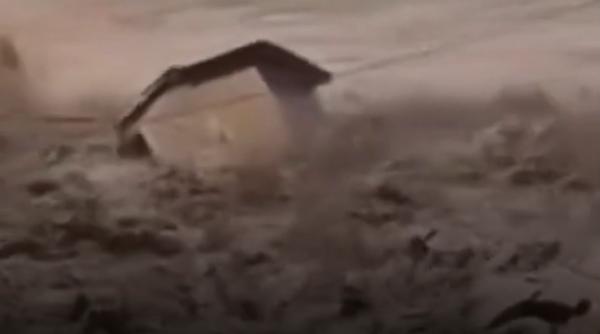 Noi imagini cu dezastrul de la granița dintre Nepal și Tibet. Un munte de noroi s-a prăbușit pur și simplu peste sate și oameni