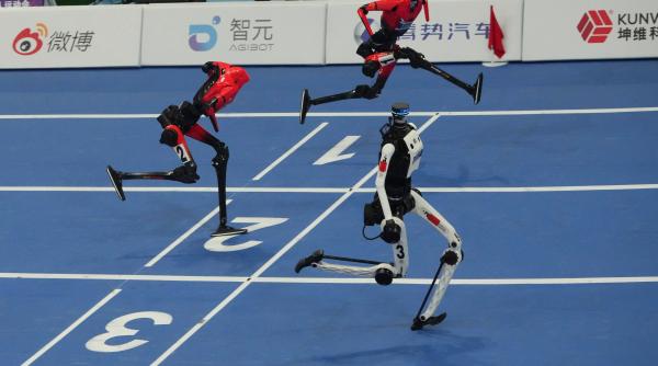 robotul care a batut recordul lui usain bolt la cursa de 100 de metri a alergat din nou chiar si mai rapid