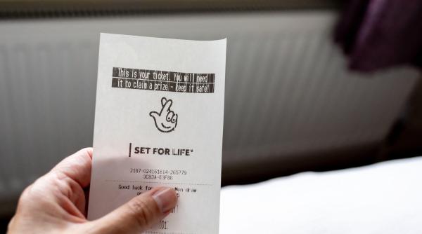 au descoperit dupa 2 luni ca au castigat la loto acum vor primi lunar echivalentul a peste 12 000 de euro timp de 20 de ani