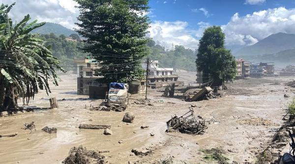 ce se stie despre viiturile devastatoare de la granita nepalului cu tibetul initial s a crezut ca au fost provocate de un cutremur