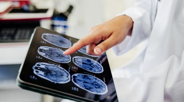 premiera medicala inteligenta artificiala a ajutat neurochirurgii din londra intr o operatie pe creier