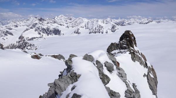 un alpinist si a recuperat rucsacul la 60 de ani dupa ce a cazut intr un ghetar din austria