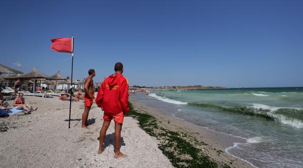 un barbat a fost scos joi de 3 ori din mare de salvamari la eforie a patra oara a murit