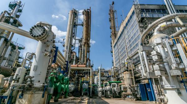 Azomureș, OMV Petrom și Romcim, printre cele 7 companii industriale care primesc 100 de milioane de euro de la stat pentru modernizare