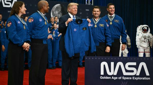 donald trump i a decorat pe astronautii misiunii artemis ii dupa ce echipajul a doborat recordul de distanta stabilit de apollo