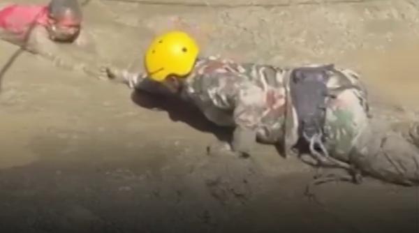 Imagini dureroase din Nepal. Supraviețuitorii sunt scoși cu greu de sub valul de noroi