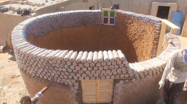 in 2016 un inginer refugiat a umplut sticle cu nisip si i a construit bunicii sale o casa in desert dupa un an facuse 27 de locuinte
