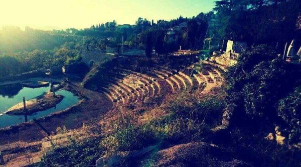 in fiecare minut se naste cate un fraier povestea italianului care a pacalit turistii cu un amfiteatru grecesc fals
