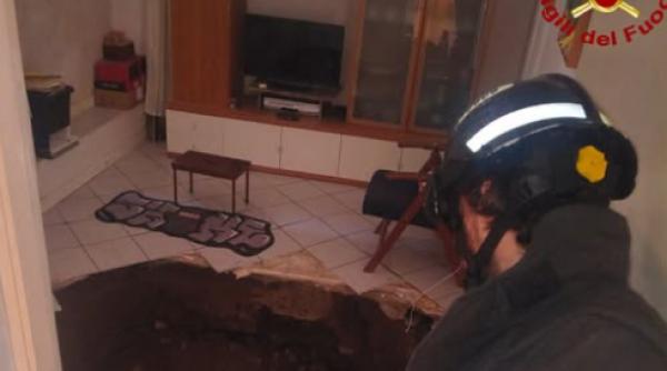 S-a întors acasă și a găsit sufrageria prăbușită. Ce se ascundea sub podea de peste 80 de ani
