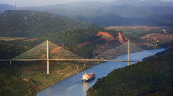 Un petrolier a plătit 4,5 milioane de euro ca să traverseze prioritar Canalul Panama, înainte de restricțiile din cauza El Niño