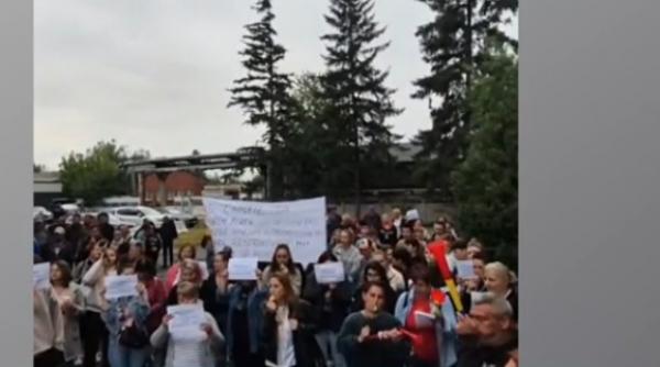 Zeci de angajați de la o fabrică de drone din Braşov au protestat în stradă. Oamenii nu şi-ar fi primit salariile pentru luna trecută