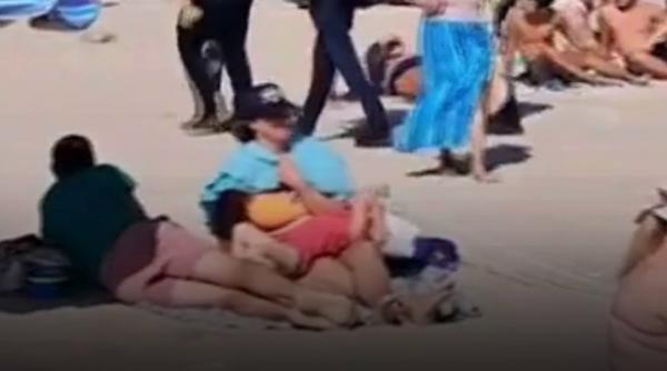 Alertă pe plaja din Eforie Nord. O femeie a scos din apă un fragment de dronă și l-a aruncat sub foișorul salvamarilor