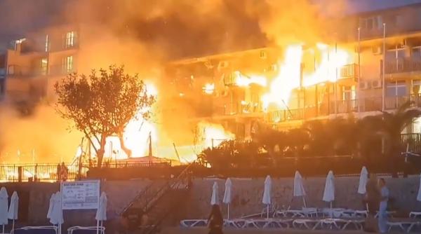 incendiu puternic intr o statiune din bulgaria flacarile si fumul dens s au extins turistii din hotelurile din zona au fost evacuati