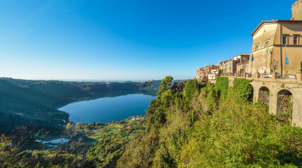 Pierdute timp de 2.000 de ani, două nave romane au fost scoase dintr-un lac din Italia, însă, ulterior, au ars complet într-un incendiu