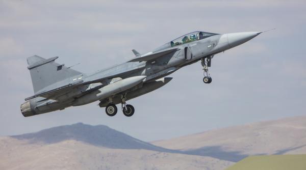 un barbat a furat un avion si a zburat spre centrala nucleara de la paks ungaria si a trimis avioanele de vanatoare gripen dupa el