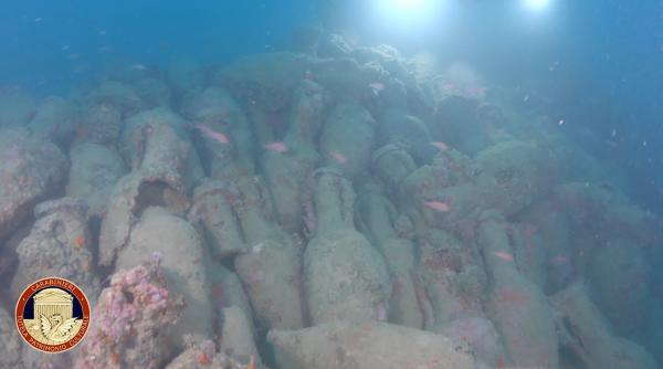 doua epave antice de peste 2 000 de ani au fost descoperite in marea mediterana transportau sute de vase din ceramica
