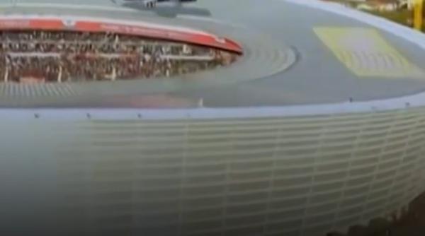 Imagini senzaționale cu două avioane Airlink care trec razant peste stadionul din Cape Town înainte de meciul Springboks