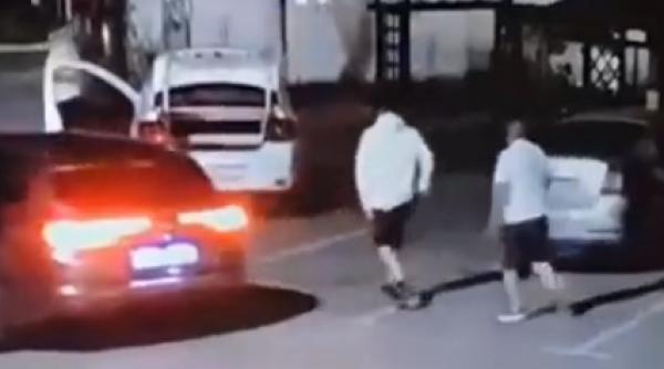 Imagini şocante cu momentul în care un tânăr de 21 de ani este bătut cu bâtele de trei indivizi, într-o parcare din Dâmboviţa