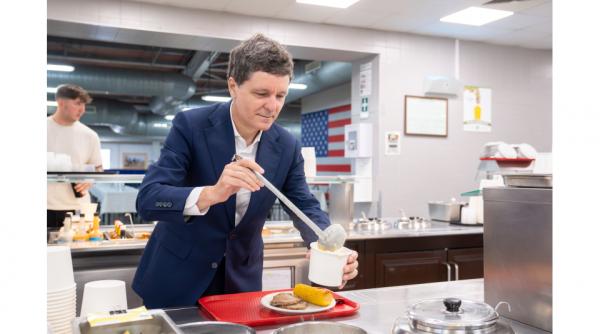 Nicușor Dan s-a întâlnit cu doi congresmeni americani la Baza Kogălniceanu. Președintele a mâncat la popotă, alături de soldați