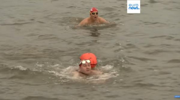 VIDEO Aproape o mie de oameni au traversat Dunărea înot la Budapesta, pentru prima dată în șase ani