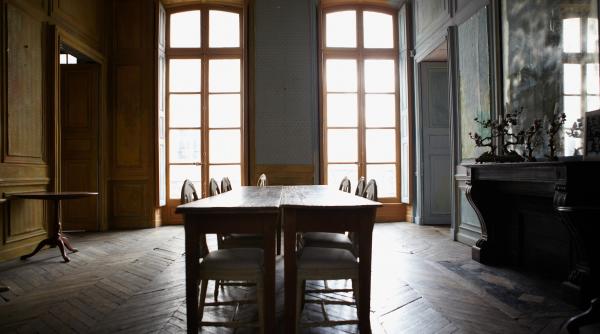 au mostenit un conac aflat in familie din 1660 dar au au fost nevoiti sa l vanda ca sa achite taxele de mostenire de 126 000 de euro