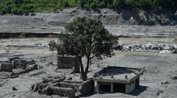 bilantul inundatiilor din nepal a ajuns la 903 morti sute de victime neidentificate sunt ingropate in chitwan