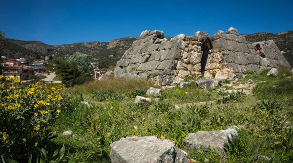 controversa in grecia din cauza piramidei de la hellinikon a fost construita inaintea celor din egipt si chiar este o piramida