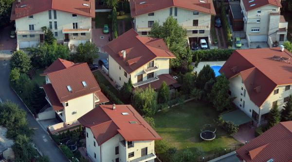 cui ii apartine gradina din fata blocului ce spune legea despre spatiul verde din jurul condominiului si amenda pentru ocupare abuziva