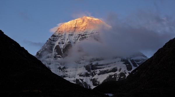 inainte de inundatiile din nepal pelerinii hindusi cautau divinitatea pe muntele kailash multi parcurg traseul doar o data in viata