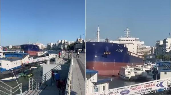 incident naval grav la tulcea o nava cargo a lovit pontoanele si mai multe ambarcatiuni de a lungul falezei momentul a fost filmat